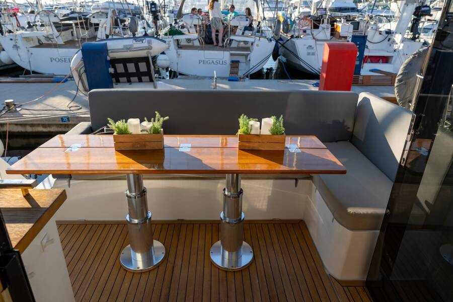 Sealine C390