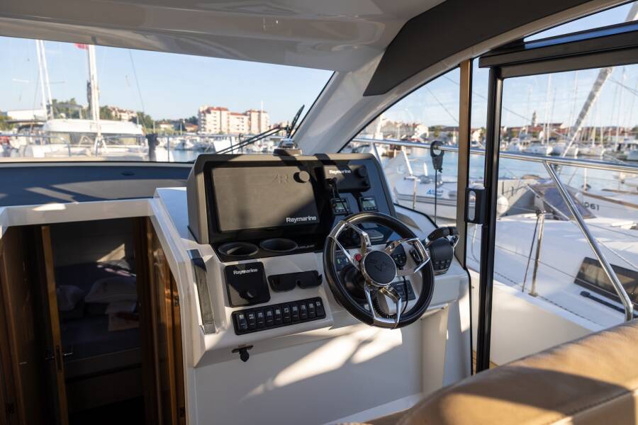 Sealine C390