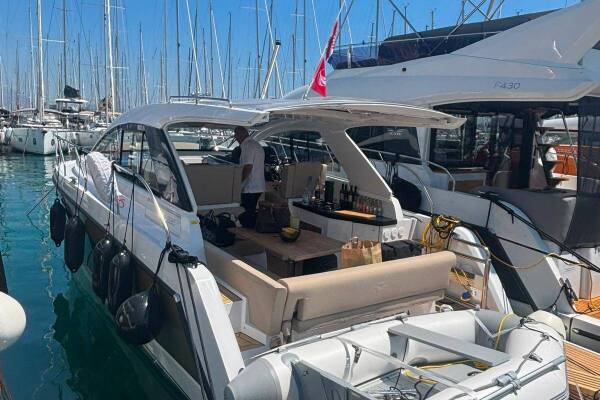 Sealine S335