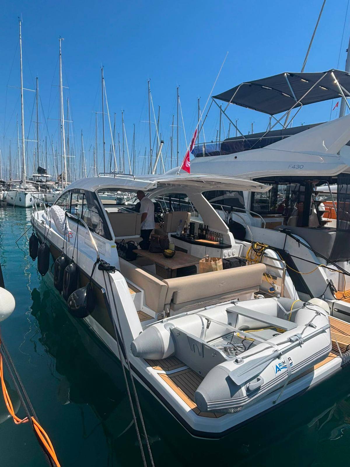 Sealine S335