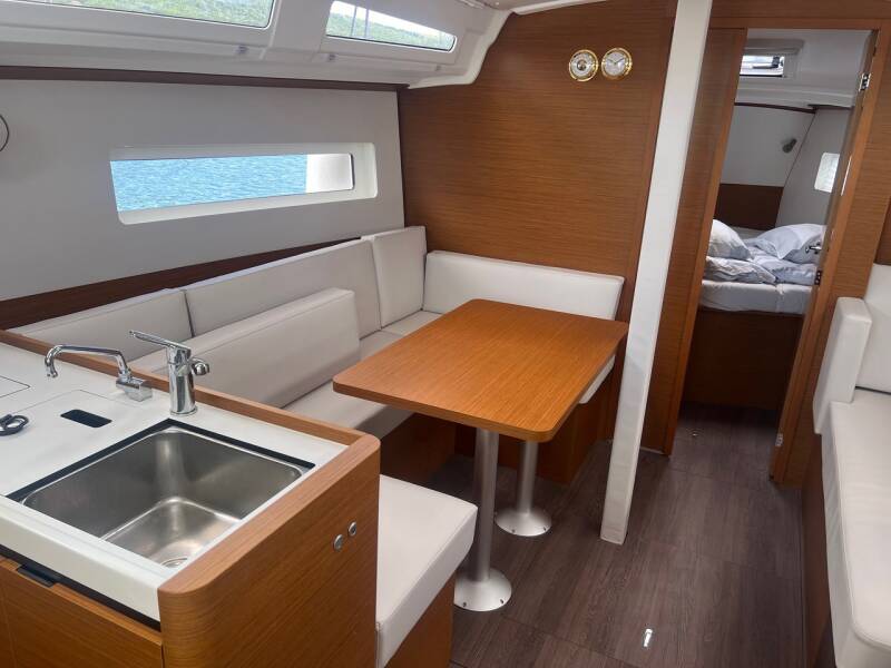 Sun Odyssey 380